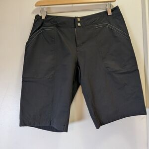 Mountain Hardwear Black Women's Cargo Shorts Hiking Outdoor Travel Size 6 Small